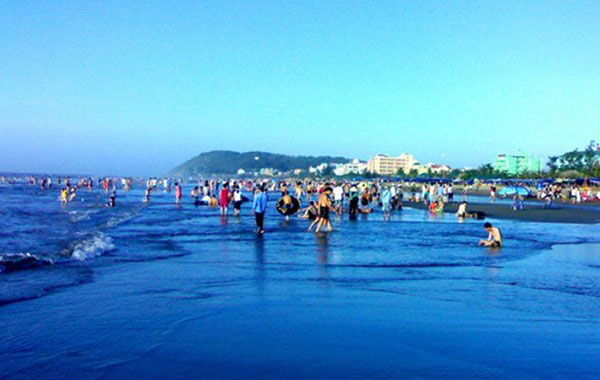  Vẻ đẹp hoang sơ của biển xanh, cát trắng, nắng vàng đã cuốn hút rất nhiều du khách đến đây du lịch