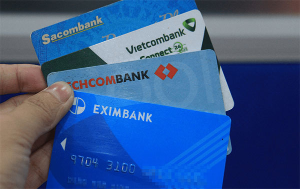 Sử dụng thẻ ATM du khách rất dễ giữ tiền trong thẻ, khi có nhu cầu sẽ dùng để rút tiền và thanh toán tiền