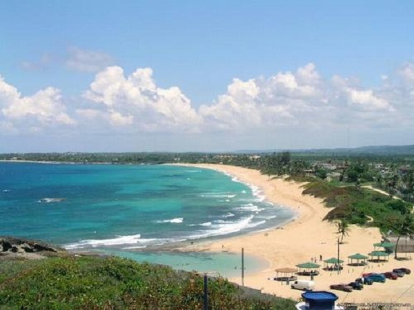 Bãi biển Lăng Cô là một bãi tắm có bờ biển thoải, cát trắng, sóng vừa và lớn, rất thích hợp cho loại hình du lịch tắm biển.