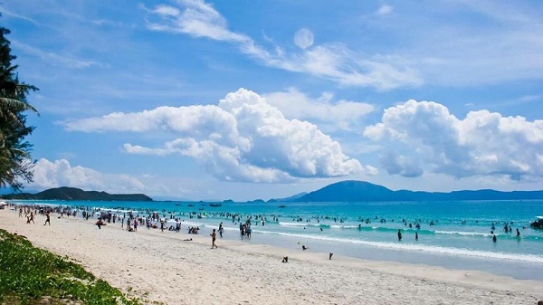 Biển Hải Hòa - Thiên đường biển đảo miền Trung thu hút du khách dịp Hè